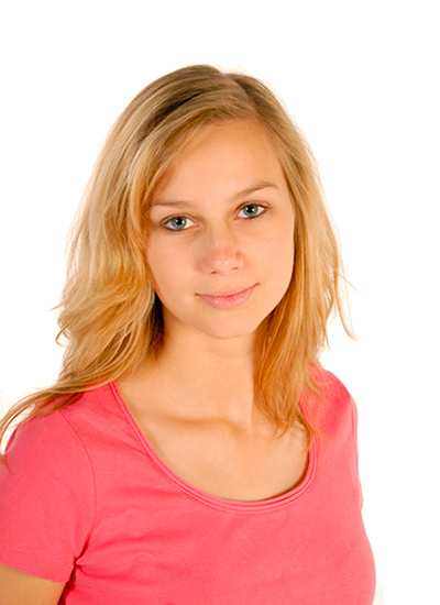 Jeune femme souriante aux cheveux blonds portant un t-shirt rose