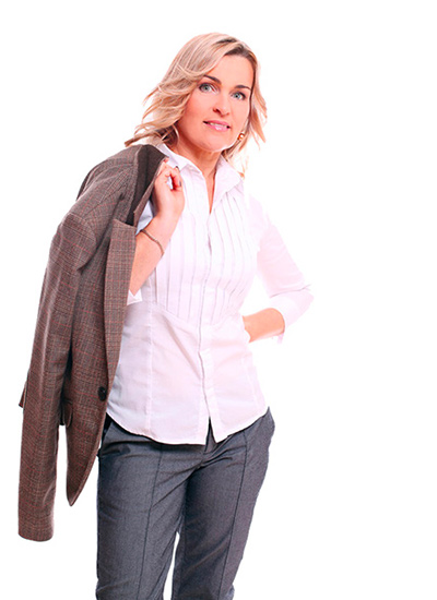 Femme professionnelle en chemise blanche tenant une veste sur l'épaule