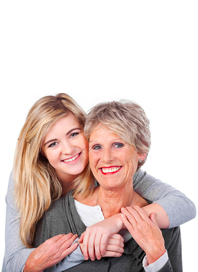 Jeune femme blonde enlacant affectueusement une femme âgée aux cheveux gris